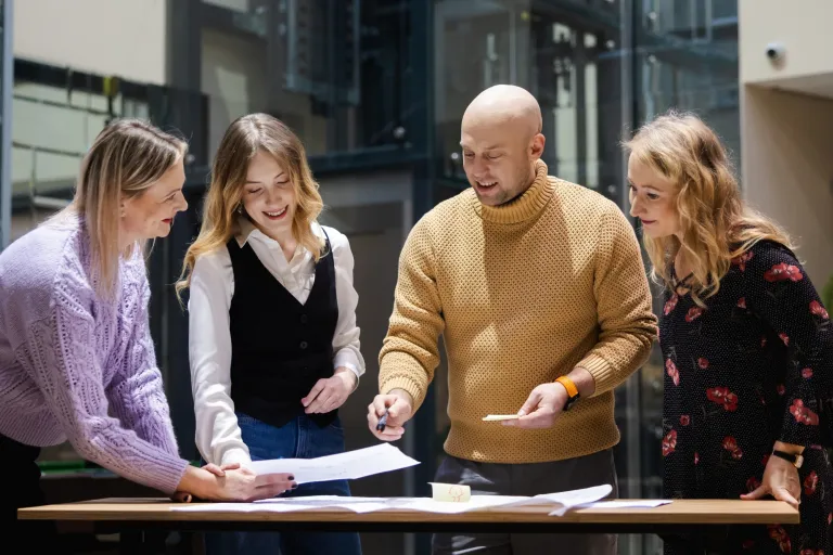 Tester oprogramowania dla aplikacji mobilnych i serwerowych z zastosowaniem AI | Studia podyplomowe w Opolu | Uniwersytet WSB Merito Opole: Grupa osób pracująca nad projektem