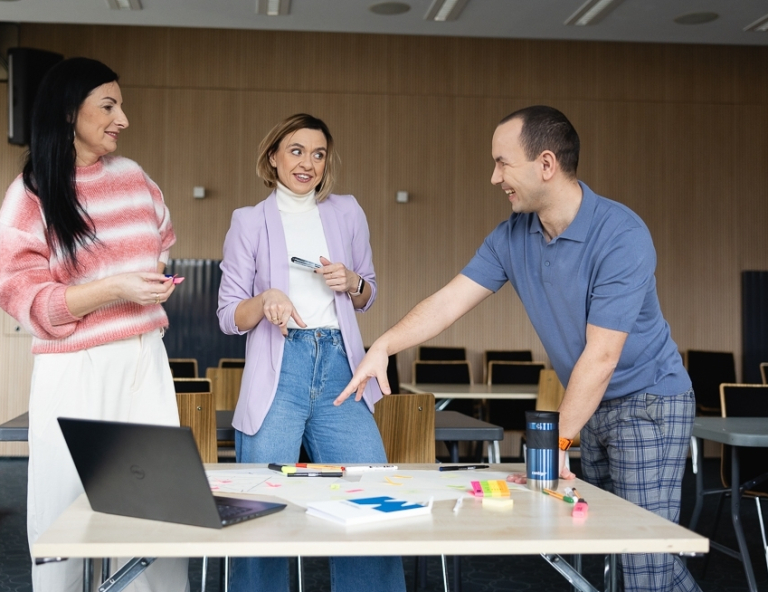 Zarządzanie i automatyzacja procesów w administracji publicznej | Studia podyplomowe w Opolu | Uniwersytet WSB Merito Opole: Grupa osób pracująca nad projektem