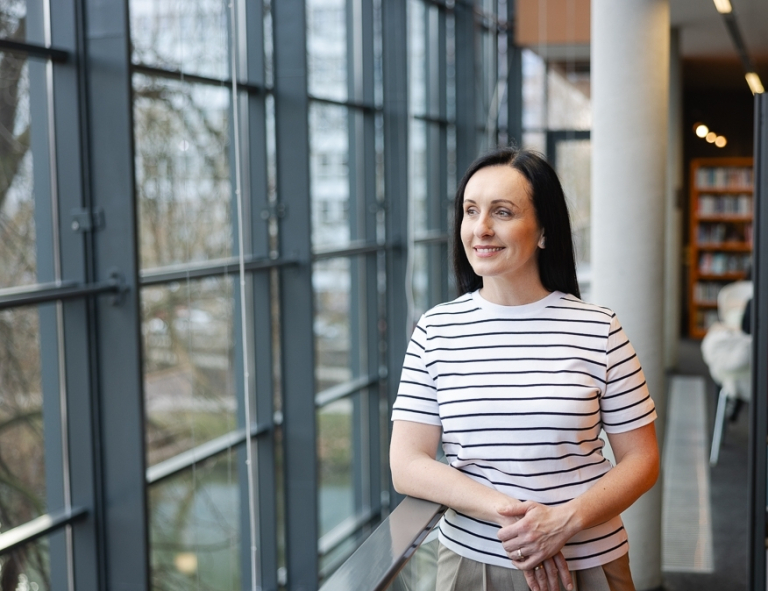 Przygotowanie do wykonywania zawodu  nauczyciela | Studia podyplomowe w Opolu | Uniwersytet WSB Merito Opole: Kobieta w bibliotece