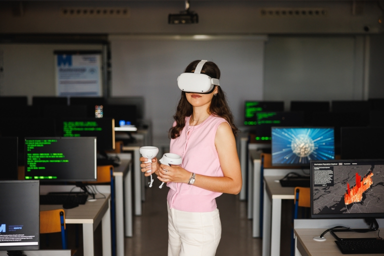 Cyberbezpieczeństwo i ochrona danych | Studia I stopnia w Opolu | Uniwersytet WSB Merito Opole: Dziewczyna korzystająca z gogli VR