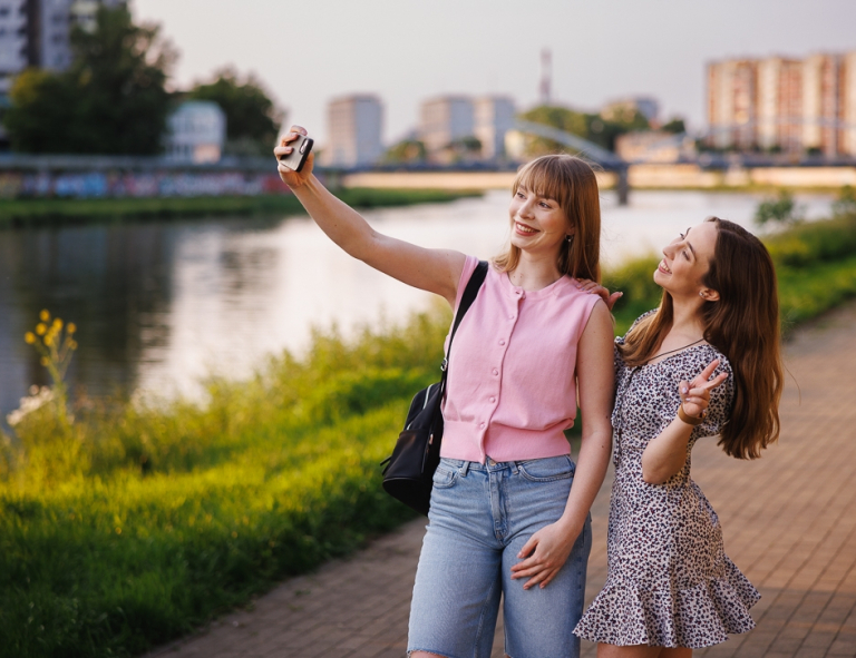 Trendwatching i analiza danych | Studia I stopnia w Opolu | Uniwersytet WSB Merito Opole: Przyjaciółki robiące selfie