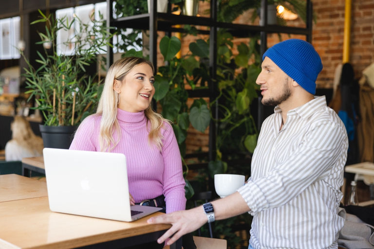 Analityk danych finansowych | Studia I stopnia w Opolu | Uniwersytet WSB Merito Opole: Dwie osoby rozmawiające przy kawie, na ich stoliku stoi laptop