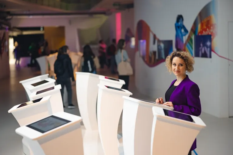 Digital marketing | Studia II stopnia w Opolu | Uniwersytet WSB Merito Opole: Dziewczyna korzystająca z interaktywnego pulpitu