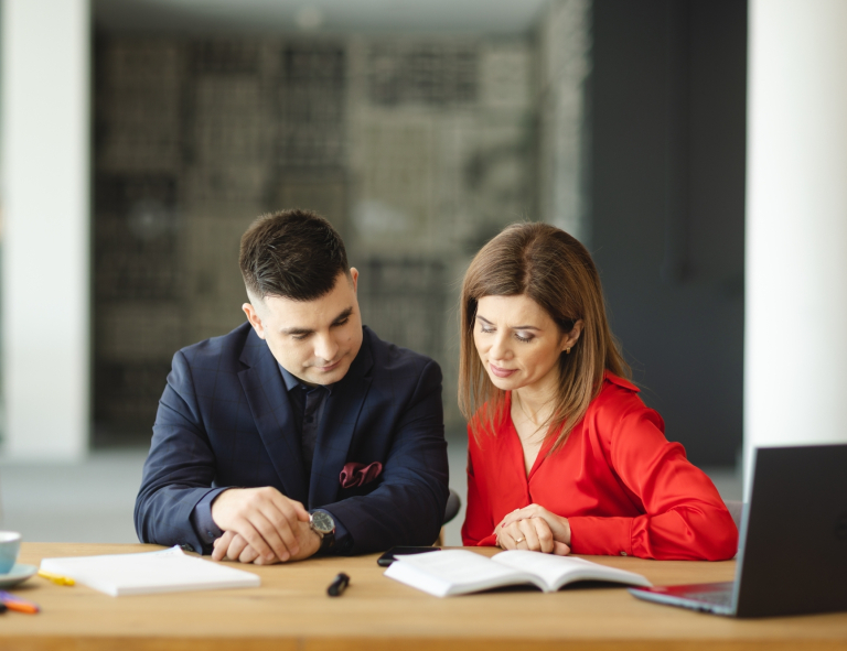Zarządzanie finansami przedsiębiorstwa, studia podyplomowe: Dwie osoby przeglądające notatki