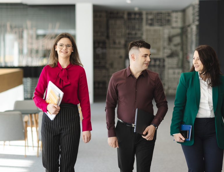 Zarządzanie i automatyzacja procesów w administracji publicznej, studia podyplomowe: Trzy osoby idące korytarzem