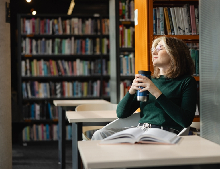 Warsztat pracy nauczyciela-wychowawcy, studia podyplomowe: Kobieta siedząca w bibliotece