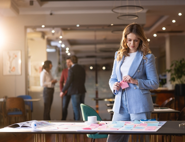 HR menedżer, studia podyplomowe: Kobieta przeglądająca notatki