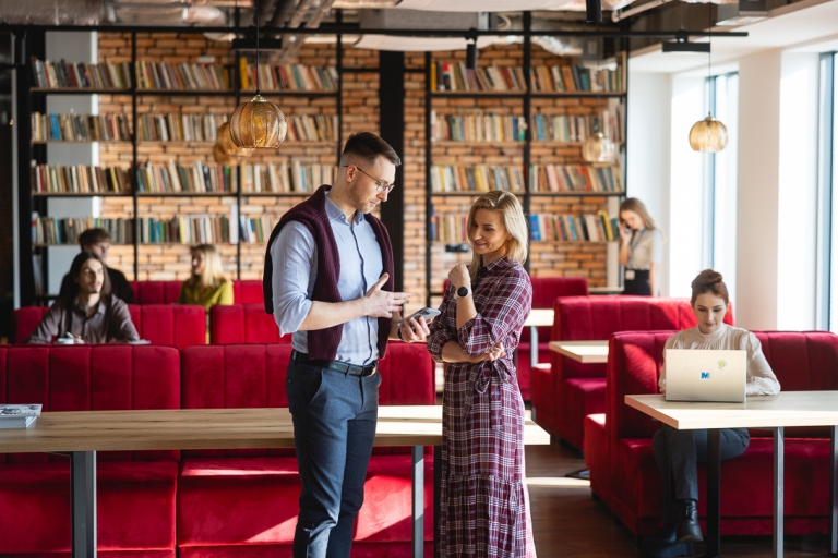 Zarządzanie i automatyzacja procesów w administracji publicznej, studia podyplomowe: Dwie osoby stojące w bibliotece
