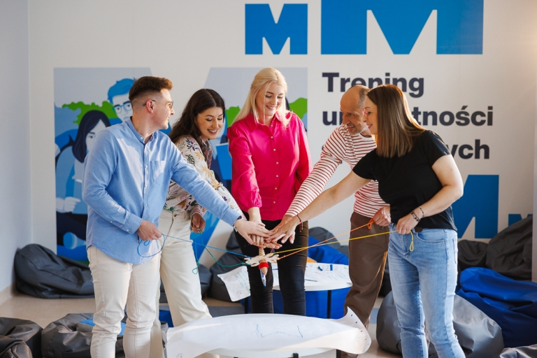 Rankingi | Uniwersytet WSB Merito Opole: Grupa osób przybijająca piątkę