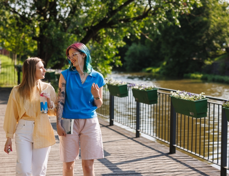 Modelowanie sylwetki z elementami suplementacji | Studia I stopnia w Opolu | Uniwersytet WSB Merito Opole: Dwie spacerujące dziewczyny