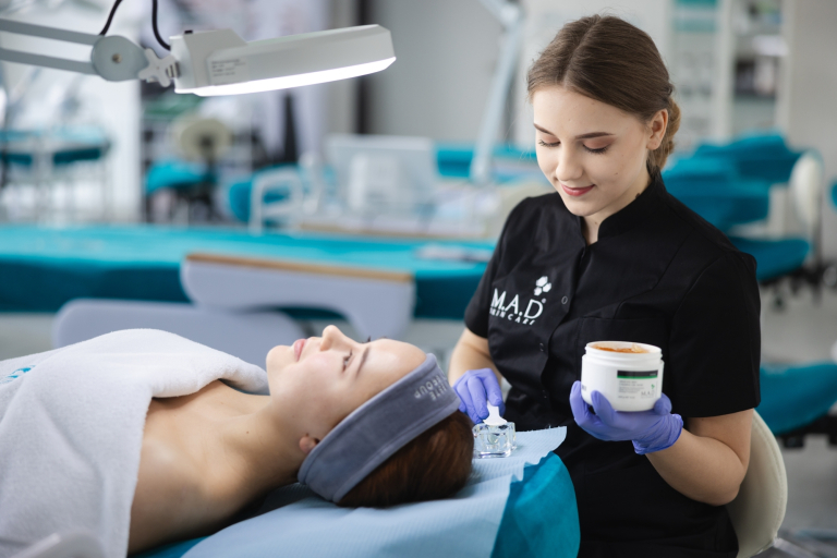 Odnowa biologiczna i wellness | Studia I stopnia w Opolu | Uniwersytet WSB Merito Opole: Studentki uczące się jak wykonywać zabiegi kosmetologiczne