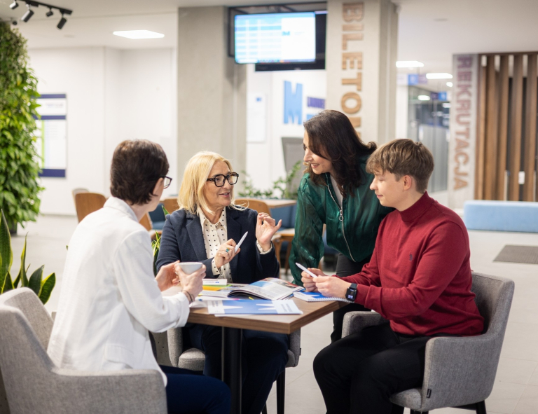 Księgowość i płace w przedsiębiorstwie, studia podyplomowe: Grupa przeglądająca wspólnie notatki