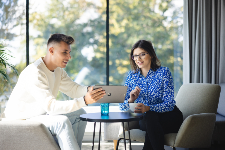 Zarządzanie kryzysowe i pomoc humanitarna | Studia II stopnia ze studiami podyplomowymi  | Uniwersytet WSB Merito Opole: Dwie osoby patrzące w ekran tabletu