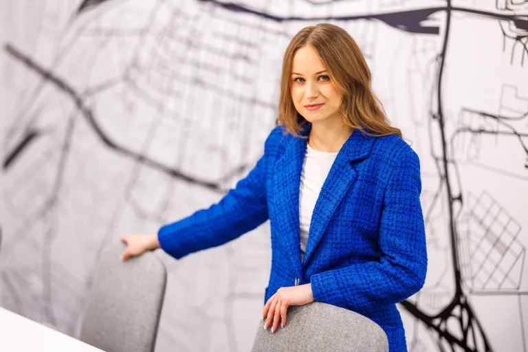 Analityka i doradztwo finansowe | Studia II stopnia w Opolu | Uniwersytet WSB Merito Opole: Kobieta w niebieskiej marynarce, stoi za stołem konferencyjnym