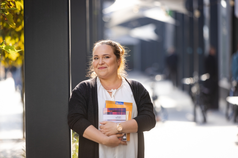 Biblioteka | Uniwersytet WSB Merito Opole: Kobieta trzymająca w rękach książki