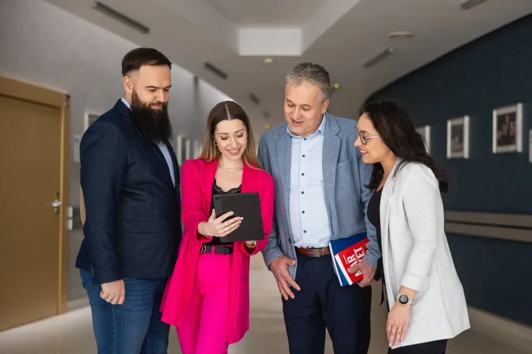 Artificial intelligence. Machine learning | Studia podyplomowe w Opolu | Uniwersytet WSB Merito Opole: Grupa osób patrząca w ekran tabletu