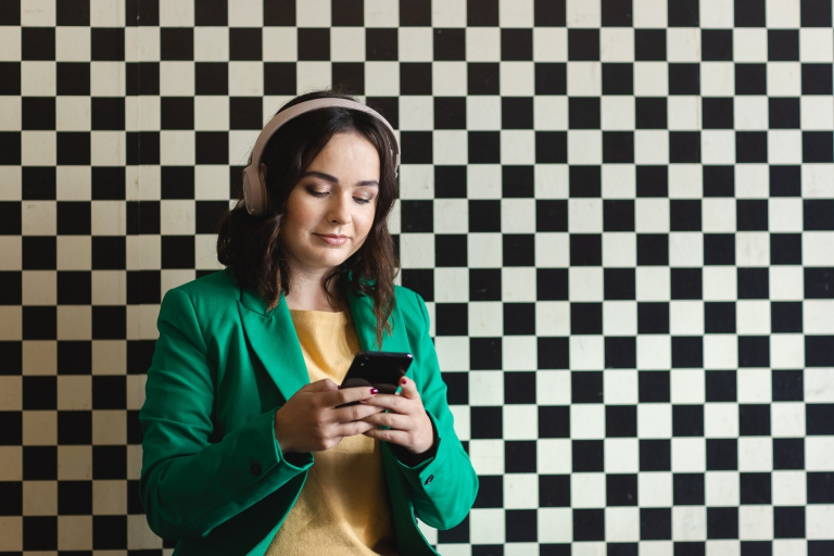 12. Ogólnopolska Olimpiada Wiedzy o Mediach | Uniwersytet WSB Merito Opole: Kobieta korzystająca z telefonu