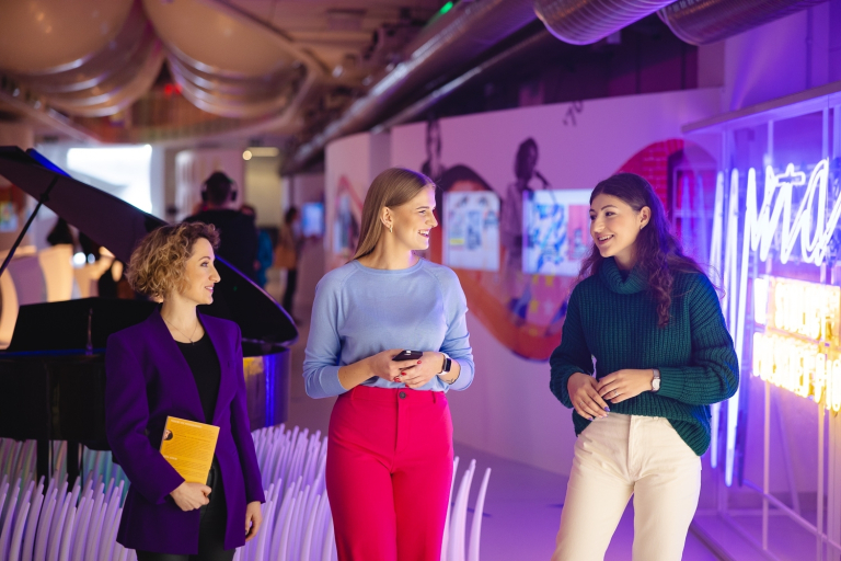 12. Ogólnopolska Olimpiada Wiedzy o Mediach | Uniwersytet WSB Merito Opole: Trzy rozmawiające kobiety