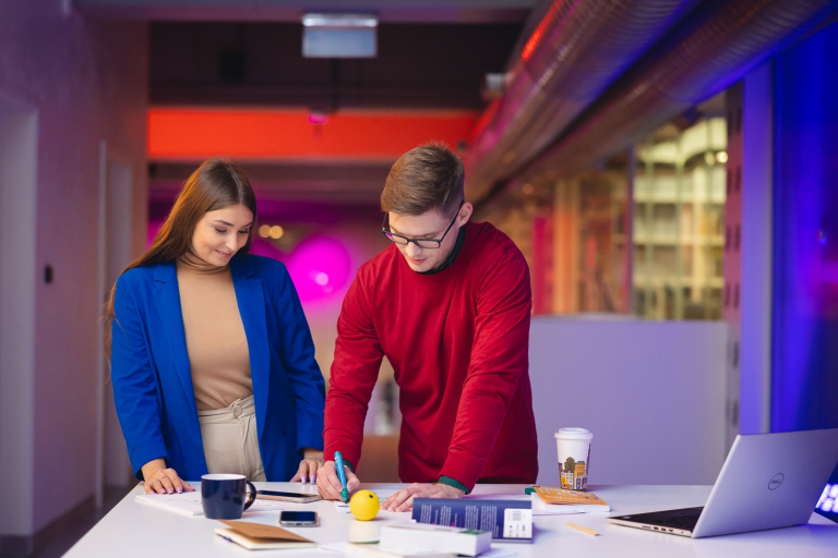 12. Ogólnopolska Olimpiada Wiedzy o Mediach | Uniwersytet WSB Merito Opole: Dwie osoby wspólnie pracujące nad projektem