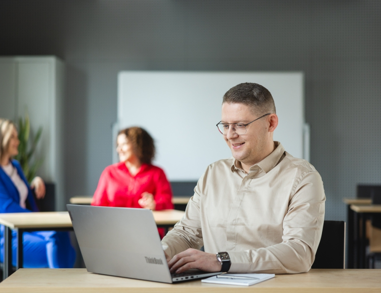 Akademia menedżera | Studia podyplomowe w Opolu | Uniwersytet WSB Merito Opole: Mężczyzna korzystający z laptopa