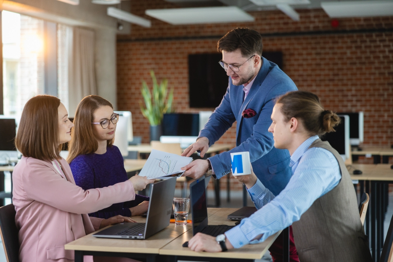 Akademia Ratownika Emocjonalnego | Uniwersytet WSB Merito Opole: Główna grafika: Opole - studia podyplomowe - Inżynieria oprogramowania dla SAP S/4HANA i programowanie w języku ABAP - Grupa osób wspólnie przeglądająca notatki