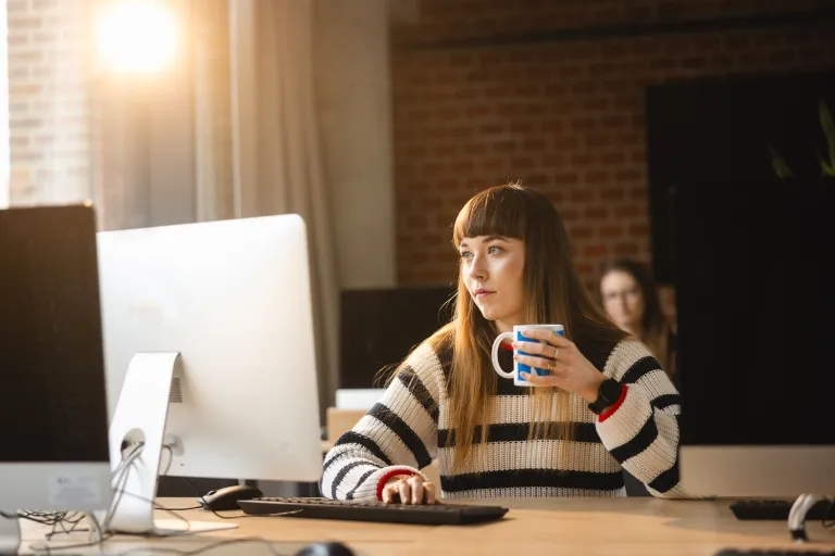 Rozwój produktów w małej firmie | Studia podyplomowe w Opolu | Uniwersytet WSB Merito Opole: Kobieta patrząca w ekran komputera