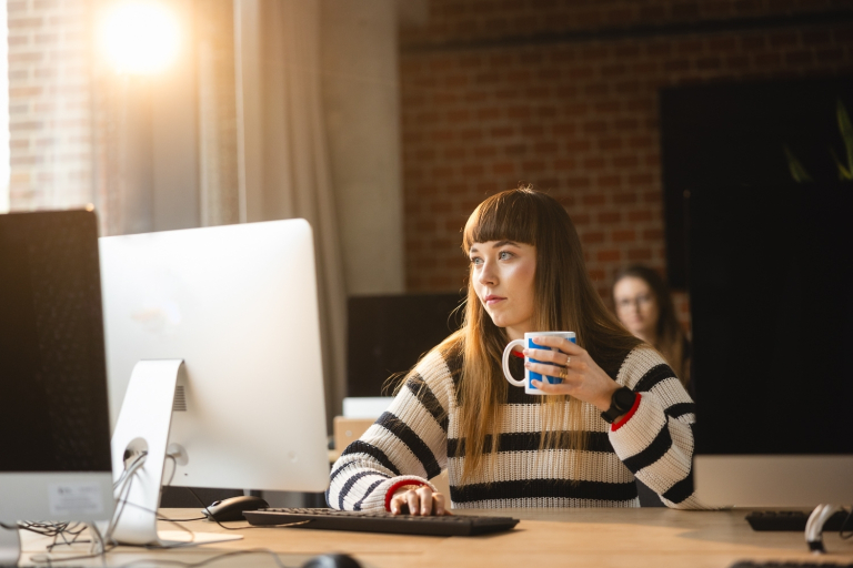 Rozwój produktów i usług w małej firmie | Studia podyplomowe w Opolu | Uniwersytet WSB Merito Opole: Kobieta patrząca w ekran komputera