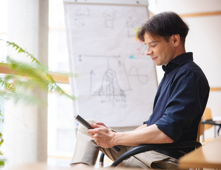 12. Ogólnopolska Olimpiada Wiedzy o Mediach | Uniwersytet WSB Merito Opole: Mężczyzna korzystający z tabletu