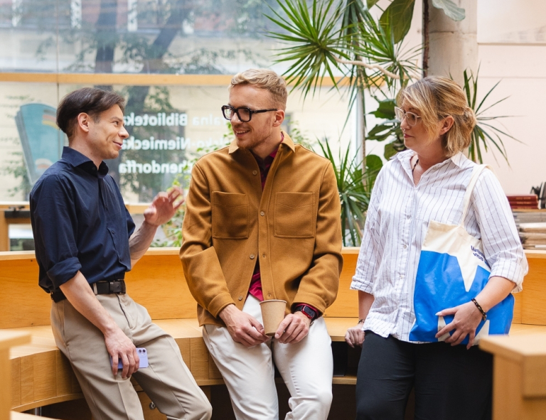 ABC studenta | Uniwersytet WSB Merito Opole: Grupa rozmawiających studentów