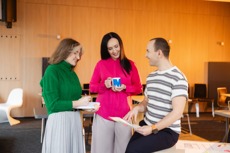 Doradca w procesie sukcesji | Studia podyplomowe w Opolu | Uniwersytet WSB Merito Opole: Grupa osób omawiająca notatki