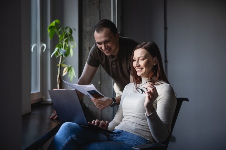Psychologia transportu | Studia podyplomowe w Opolu | Uniwersytet WSB Merito Opole: Dwie osoby patrzące w ekran laptopa