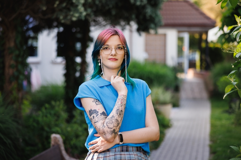 12. Ogólnopolska Olimpiada Wiedzy o Mediach | Uniwersytet WSB Merito Opole: Dziewczyna stojąca w ogrodzie