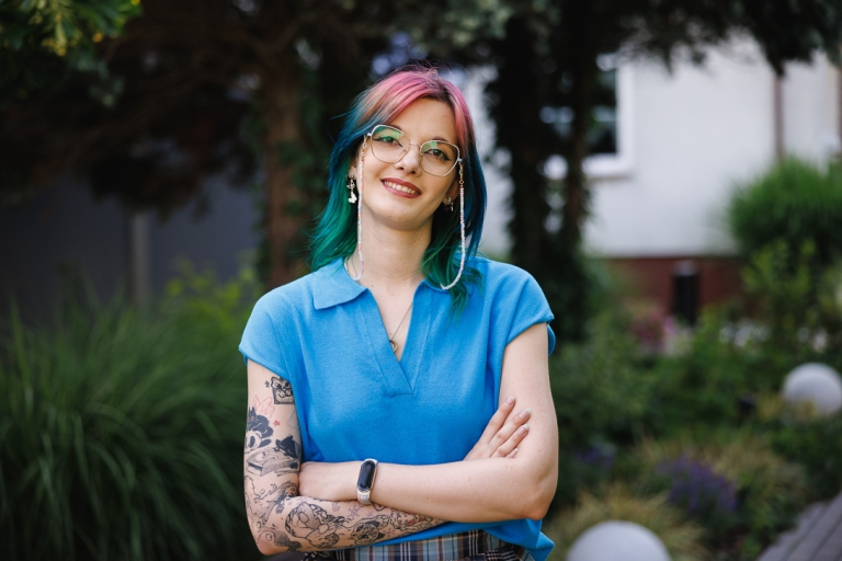 Stypendia i zniżki | Uniwersytet WSB Merito Opole: Główna grafika: Opole - stypendia i zniżki - Uśmiechnięta dziewczyna