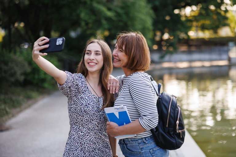 ABC studenta | Uniwersytet WSB Merito Opole: Dwie dziewczyny robiące selfie
