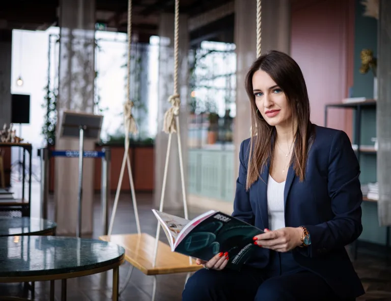 Digital Marketing Masterclass | Studia podyplomowe w Opolu | Uniwersytet WSB Merito Opole: Kobieta trzymająca w dłoniach książkę