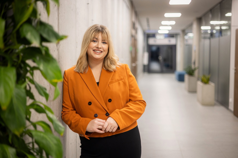 Akademia Ratownika Emocjonalnego | Uniwersytet WSB Merito Opole: Główna grafika: Opole - studia podyplomowe - Rozwój produktów i usług w małej firmie - Kobieta stojąca na korytarzu