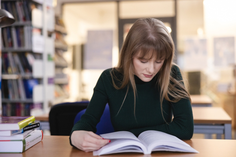 Zarządzanie (studia 3-semestralne) | Studia II stopnia w Opolu | Uniwersytet WSB Merito Opole: Kobieta czytająca książkę