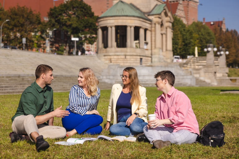 Stypendia i zniżki | Uniwersytet WSB Merito Opole: Grupa studentów siedząca na trawie