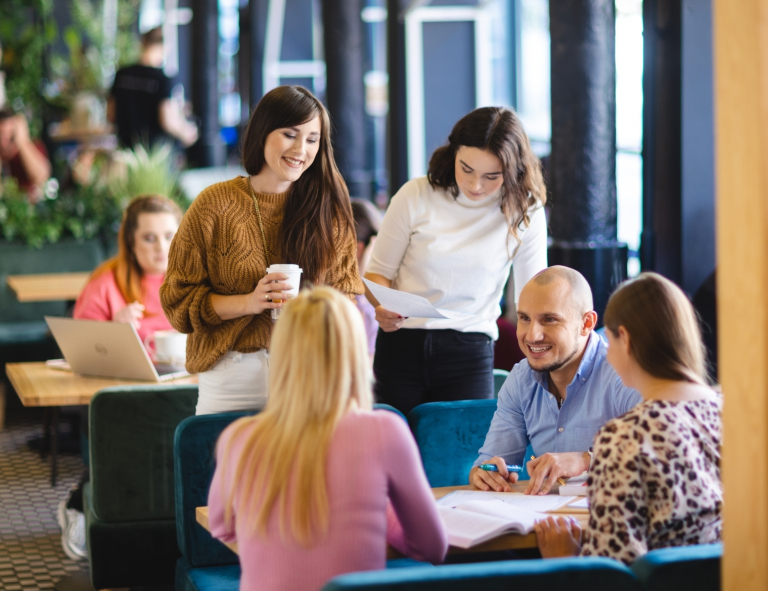 Dietetyka | Studia I stopnia w Opolu | Uniwersytet WSB Merito Opole: Grupa rozmawiających studentów