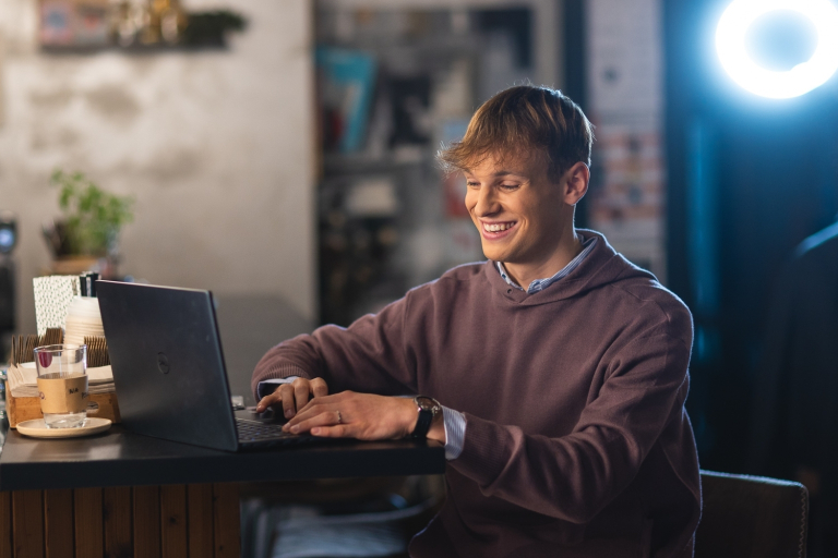 Finanse i rachunkowość | Studia I stopnia w Opolu | Uniwersytet WSB Merito Opole: Zdjęcie główne: Opole - laboratoria: chłopak w bluzie z kapturem siedzi przed laptopem i pracuje