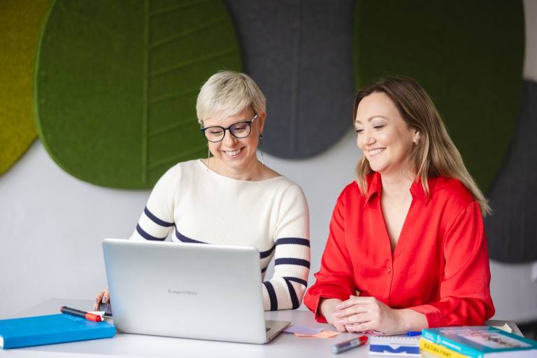 Branding i Content Marketing | Studia podyplomowe w Opolu | Uniwersytet WSB Merito Opole: Dwie kobiety korzystające z laptopa