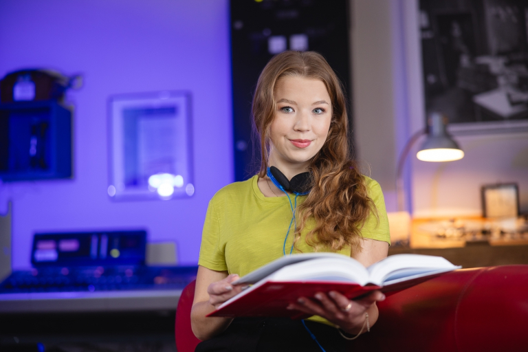 Finanse i rachunkowość | Studia I stopnia w Opolu | Uniwersytet WSB Merito Opole: Dziewczyna trzymająca książkę