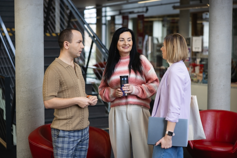 Akademia Ratownika Emocjonalnego | edycja II | Szkolenia i kursy w Opolu | Uniwersytet WSB Merito Opole: Studenci rozmawiają w korytarzu