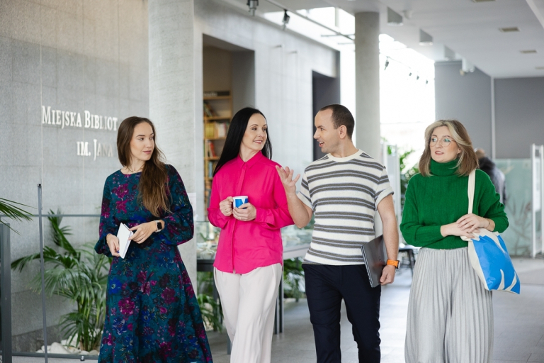 Akademia Ratownika Emocjonalnego | edycja II | Szkolenia i kursy w Opolu | Uniwersytet WSB Merito Opole: Studenci idą przez uczelnie