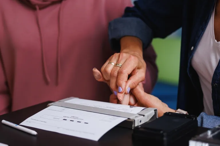 Administracja i bezpieczeństwo wewnętrzne | Studia I stopnia w Opolu | Uniwersytet WSB Merito Opole: Studentka ucząca się jak pobierane są odciski palców