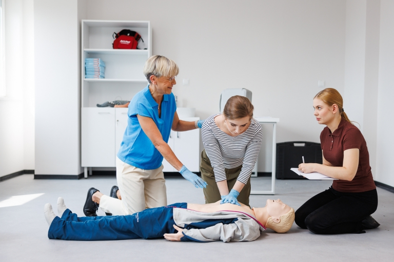 Administracja i bezpieczeństwo wewnętrzne | Studia I stopnia w Opolu | Uniwersytet WSB Merito Opole: Studentki ćwiczące udzielanie pierwszej pomocy