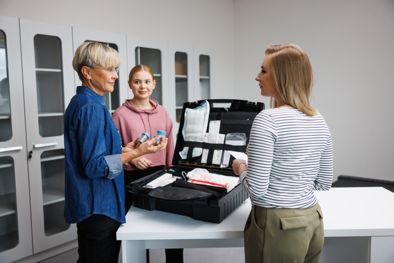 Administracja i bezpieczeństwo wewnętrzne | Studia I stopnia w Opolu | Uniwersytet WSB Merito Opole: Wykładowczyni omawiająca walizkę kryminalistyczną