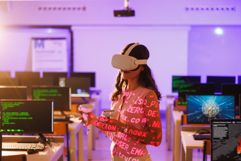 Psychologia | Studia jednolite magisterskie w Opolu | Uniwersytet WSB Merito Opole: Dziewczyna w goglach VR