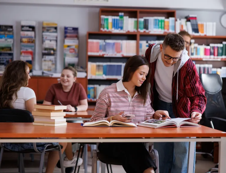 Administracja i bezpieczeństwo wewnętrzne | Studia I stopnia w Opolu | Uniwersytet WSB Merito Opole: Studenci w bibliotece