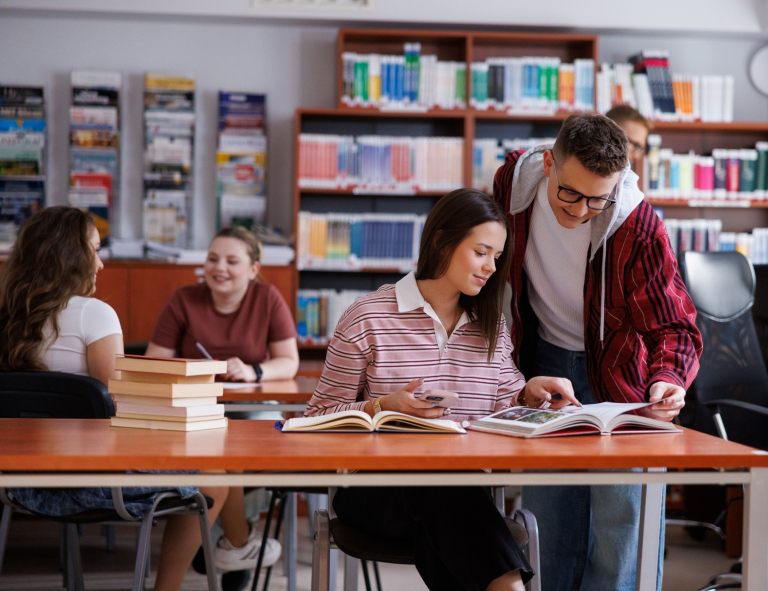 Administracja i bezpieczeństwo wewnętrzne | Studia I stopnia w Opolu | Uniwersytet WSB Merito Opole: Studenci w bibliotece